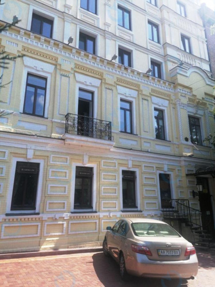 Володимирська, 61б