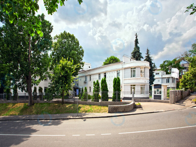 Інститутська, 28